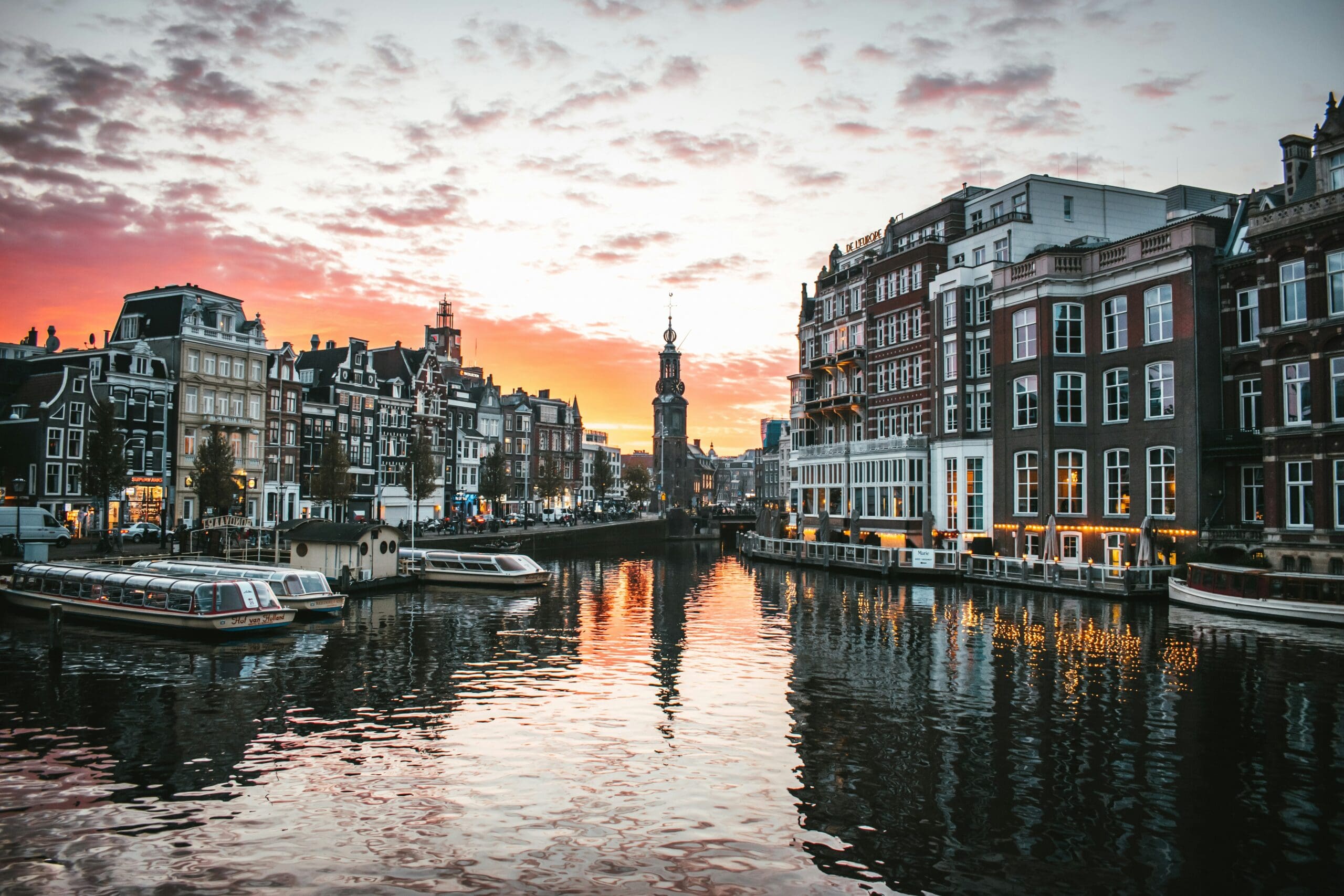 Zonsondergang bij het Muntplein in Amsterdam